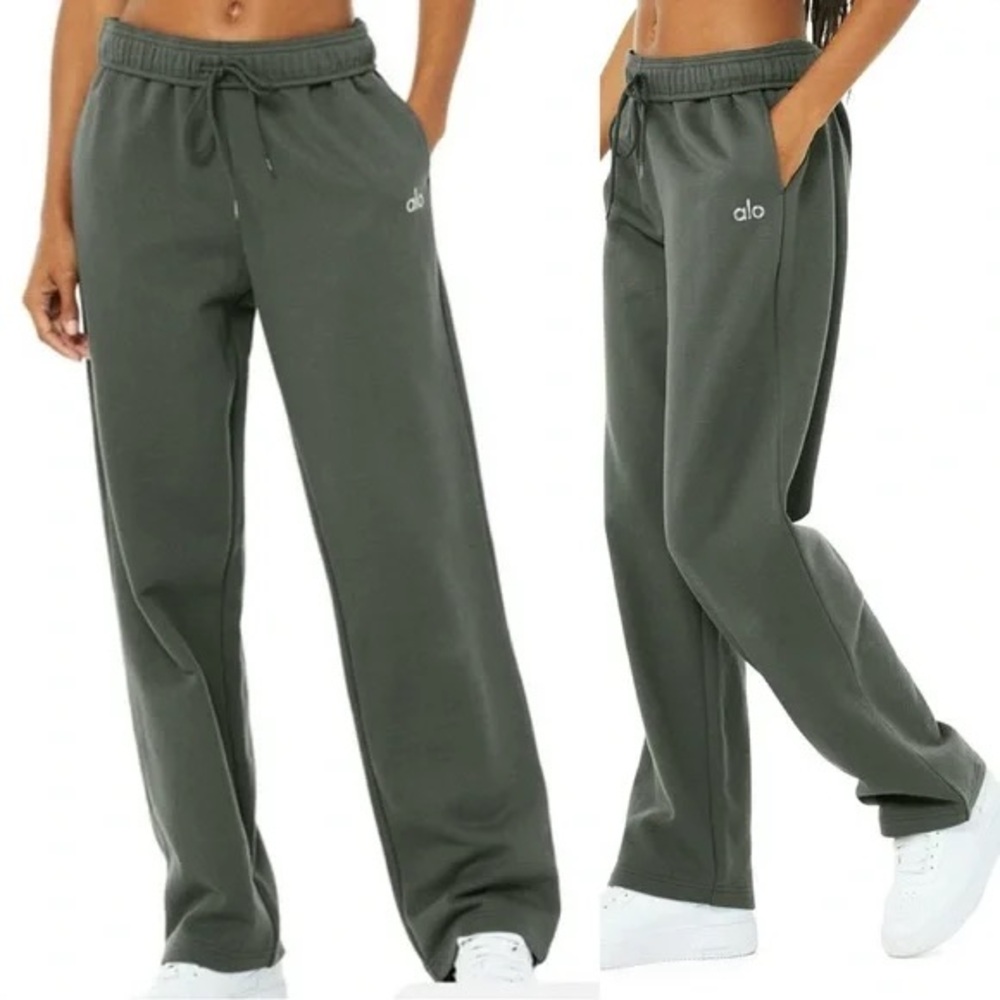 ALO Yoga Women's Green Accolade Straight Leg Sweatpant